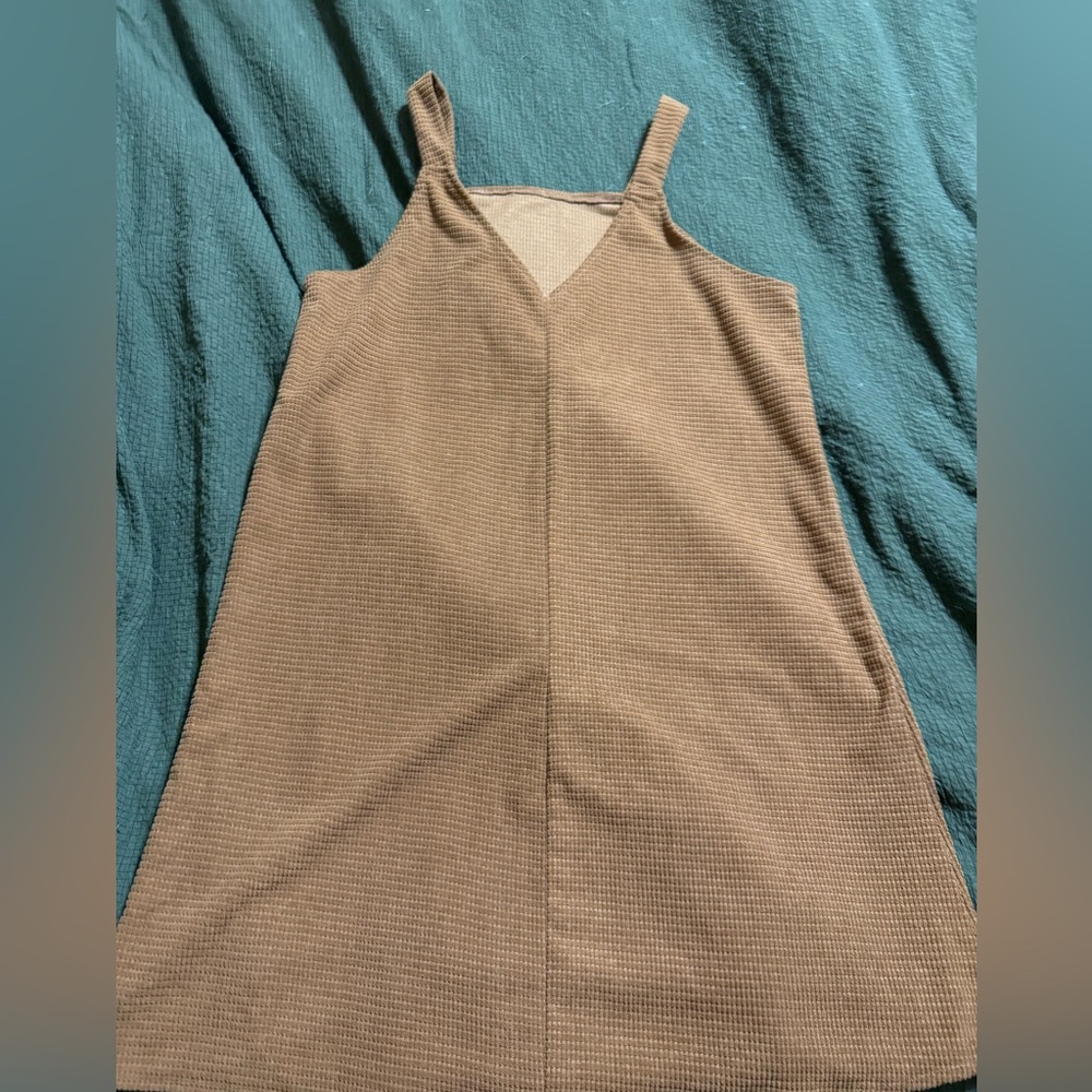 Cute dress to layer with !! So many options ! 🍯💛